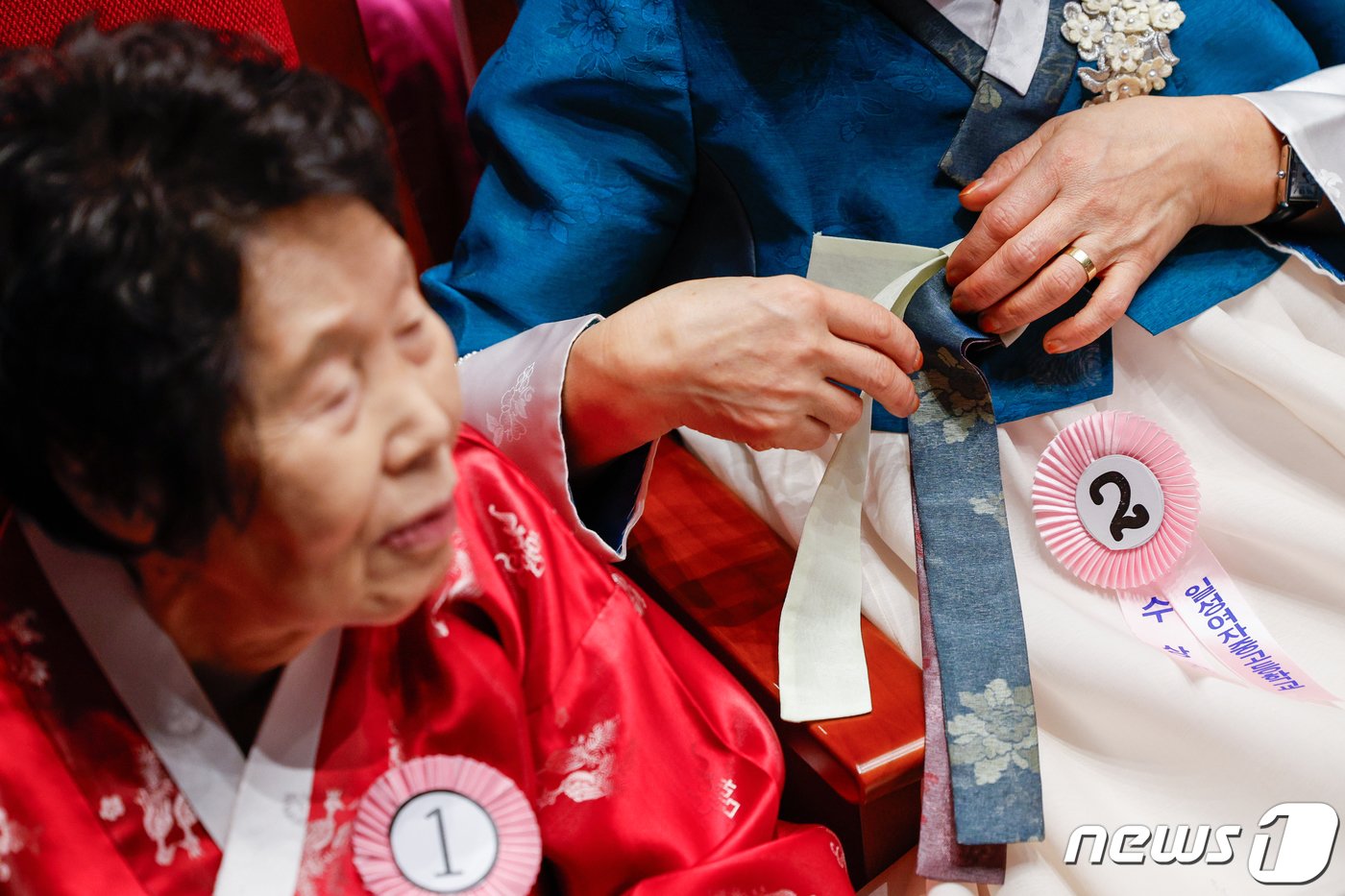 본문 이미지 - 27일 오전 서울 마포아트센터에서 열린 일성여자중고등학교 졸업식에서 한 졸업생이 저고리를 고쳐매고 있다. 일성여자중고교는 제때 학업을 마치지 못한 여성 만학도들이 공부하는 2년제 학력인정 평생학교다. 2024.2.27/뉴스1 ⓒ News1 안은나 기자
