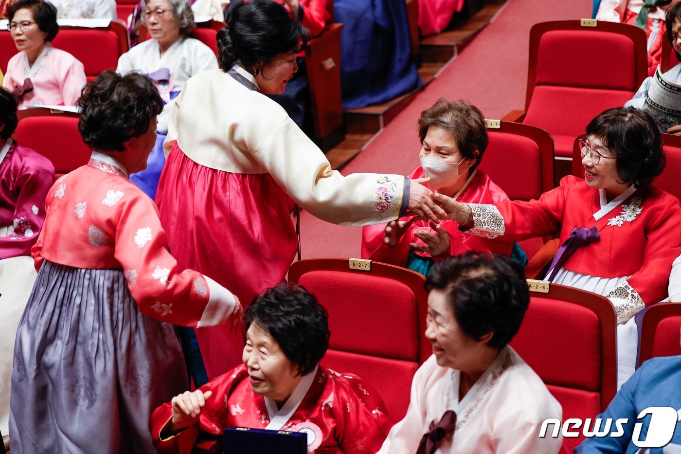 본문 이미지 - 27일 오전 서울 마포아트센터에서 열린 일성여자중고등학교 졸업식에서 만학도들이 상장을 받은 동기에게 축하를 보내고 있다. 일성여자중고교는 제때 학업을 마치지 못한 여성 만학도들이 공부하는 2년제 학력인정 평생학교다. 2024.2.27/뉴스1 ⓒ News1 안은나 기자