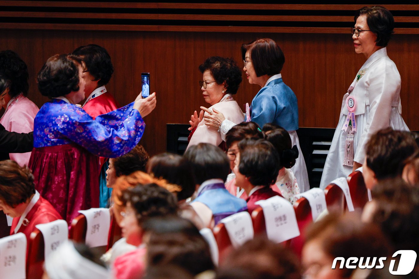 본문 이미지 - 27일 오전 서울 마포아트센터에서 열린 일성여자중고등학교 졸업식에서 만학도들이 기념 촬영을 하고 있다. 일성여자중고교는 제때 학업을 마치지 못한 여성 만학도들이 공부하는 2년제 학력인정 평생학교다. 2024.2.27/뉴스1 ⓒ News1 안은나 기자