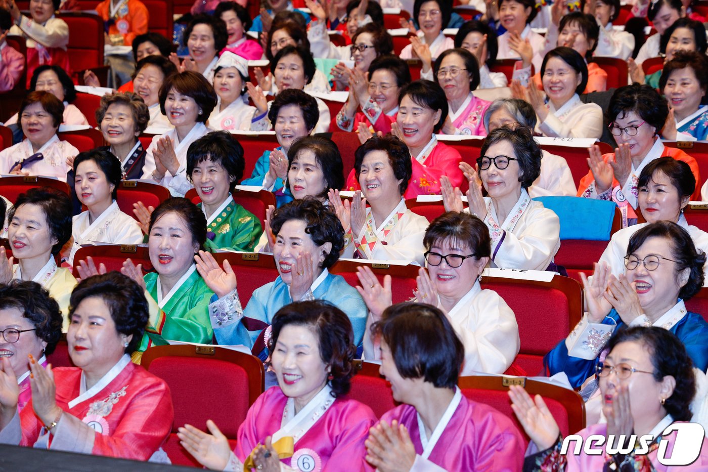 본문 이미지 - 27일 오전 서울 마포아트센터에서 열린 일성여자중고교 졸업식에서 만학도들이 손뼉치고 있다. 일성여자중고교는 제때 학업을 마치지 못한 여성 만학도들이 공부하는 2년제 학력인정 평생학교다. 2024.2.27/뉴스1 ⓒ News1 안은나 기자