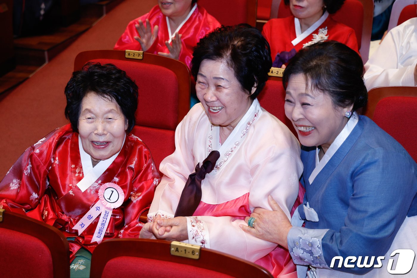 27일 오전 서울 마포아트센터에서 열린 일성여자중고교 졸업식에서 2024학년도 수능 최고령 수험생 김정자&#40;83&#41; 할머니가 상을 받은뒤 동기들의 축하를 받고 있다. 2024.2.27/뉴스1 ⓒ News1 안은나 기자