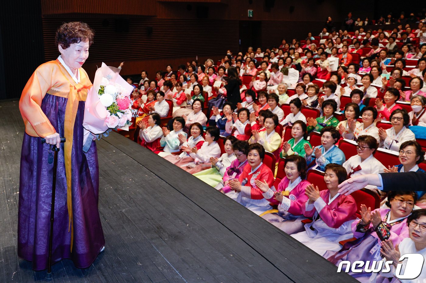 본문 이미지 - 27일 오전 서울 마포아트센터에서 열린 일성여자중고교 졸업식에서 최고령 졸업생인 김재술(88) 어르신이 이선재 교장으로부터 꽃다발을 받은 뒤 동기들의 축하를 받고 있다. 2024.2.27/뉴스1 ⓒ News1 안은나 기자