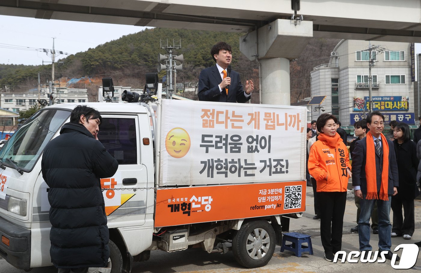 이준석 개혁신당 대표가 27일 오후 경기 용인시 처인구 용인중앙시장을 방문해 길거리 정책 홍보를 하고 있다. 2024.2.27/뉴스1 ⓒ News1 김영운 기자