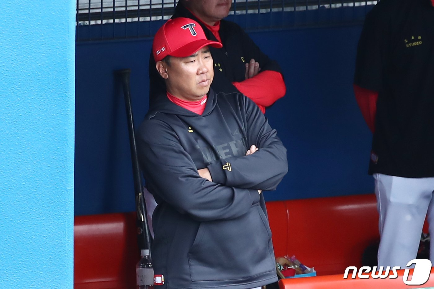 본문 이미지 - 기아 이범호 감독이 27일 오후 일본 오키나와 우라소에 구장에서 열린 야쿠르트 스왈로스와의 연습경기에서 경기를 지켜보고 있다. 2024.2.27/뉴스1 ⓒ News1 이광호 기자