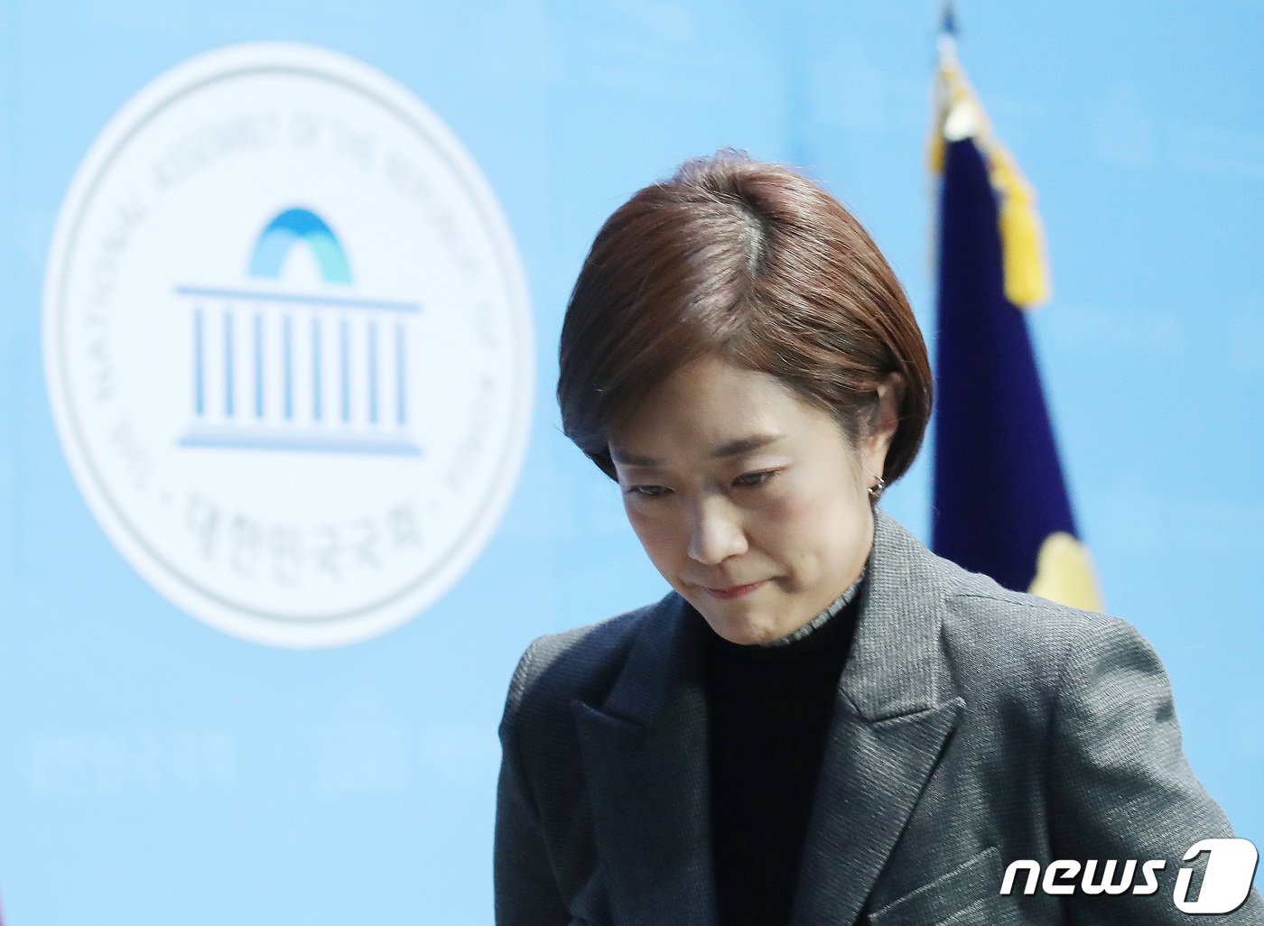 본문 이미지 - 고민정 더불어민주당 최고위원이 27일 오후 서울 여의도 국회 소통관에서 열린 공천 갈등과 관련한 최고위원 사퇴 기자회견을 마치고 이동하고 있다. 2024.2.27/뉴스1 ⓒ News1 임세영 기자