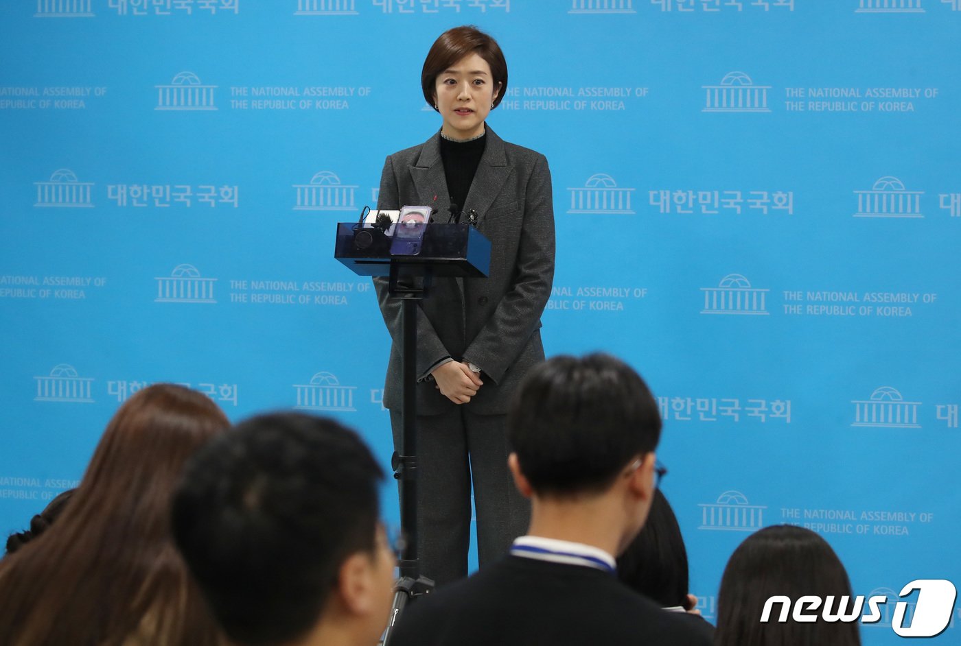 본문 이미지 - 고민정 더불어민주당 최고위원이 27일 오후 서울 여의도 국회 소통관에서 열린 공천 갈등과 관련한 최고위원 사퇴 기자회견을 마치고 취재진의 질문에 답하고 있다. 2024.2.27/뉴스1 ⓒ News1 임세영 기자