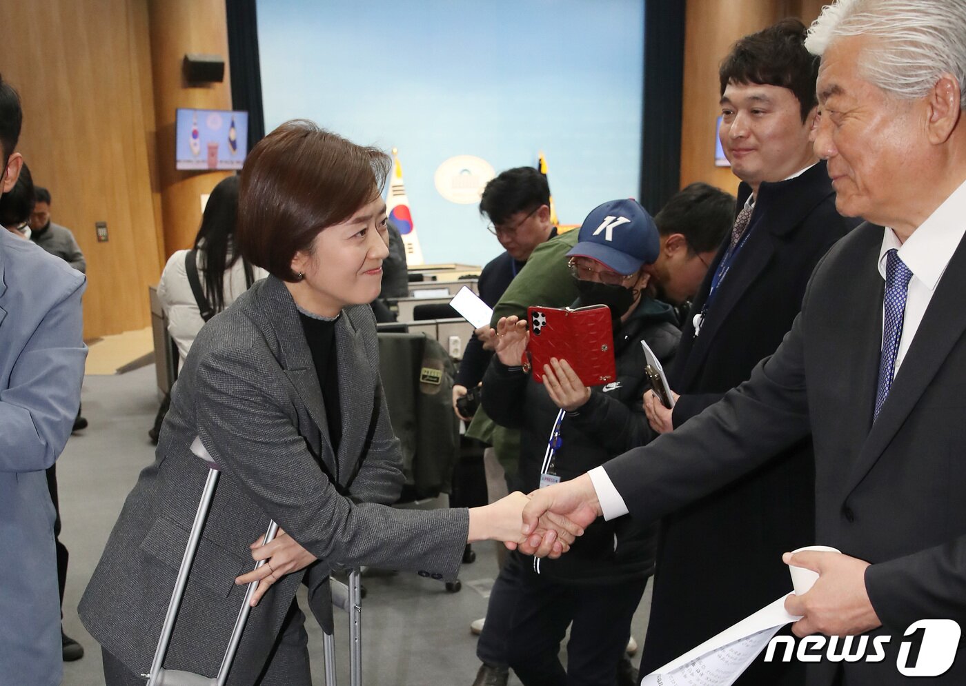 본문 이미지 - 고민정 더불어민주당 최고위원이 27일 오후 서울 여의도 국회 소통관에서 열린 공천 갈등과 관련한 최고위원 사퇴 기자회견을 마치고 이상헌 의원과 악수를 나누고 있다. 2024.2.27/뉴스1 ⓒ News1 임세영 기자