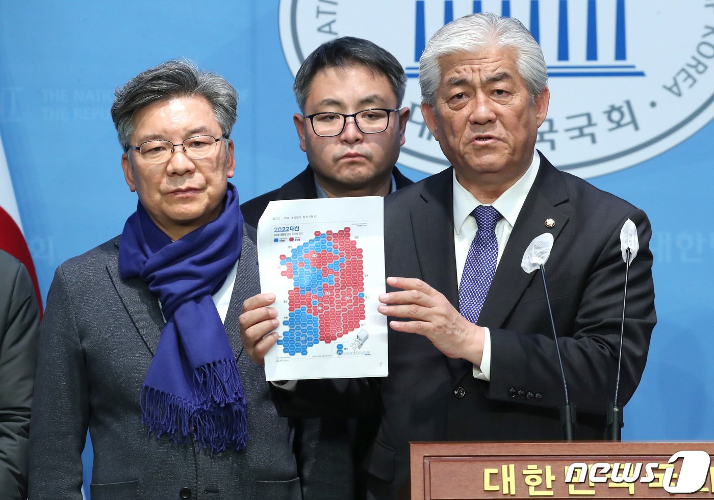 이상헌 더불어민주당 의원이 22일 서울 여의도 국회 소통관에서 기자회견을 열고 윤종오 진보당 후보에게 경선을 통한 단일화를 촉구하고 있다. 이 의원은 &#34;경선 요구가 받아들여지지 않으면 울산 북의 민주당을 지키고 민주주의적 가치를 지키기 위해 출마를 강행을 준비가 돼 있다＂고 밝혔다. 2024.2.27/뉴스1 ⓒ News1 임세영 기자