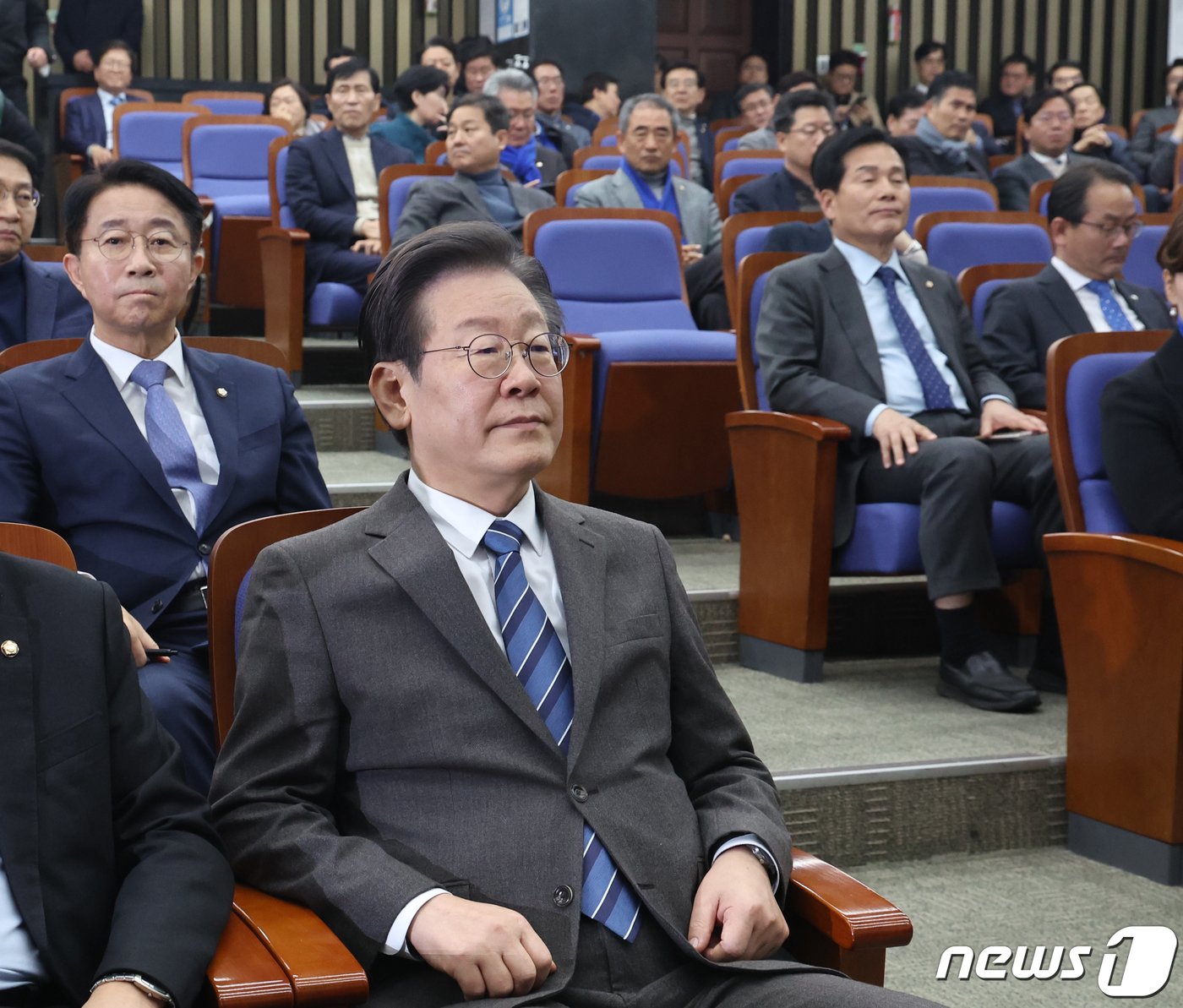 본문 이미지 - 이재명 더불어민주당 대표가 27일 서울 여의도 국회에서 열린 의원총회에 참석하고 있다. 2024.2.27/뉴스1 ⓒ News1 송원영 기자