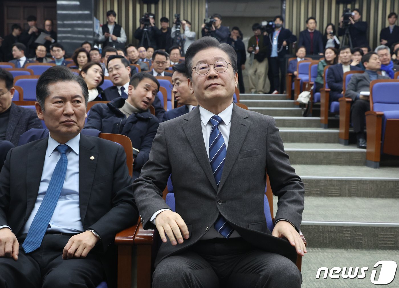 본문 이미지 - 이재명 더불어민주당 대표가 27일 서울 여의도 국회에서 열린 의원총회에 참석하고 있다. 2024.2.27/뉴스1 ⓒ News1 송원영 기자
