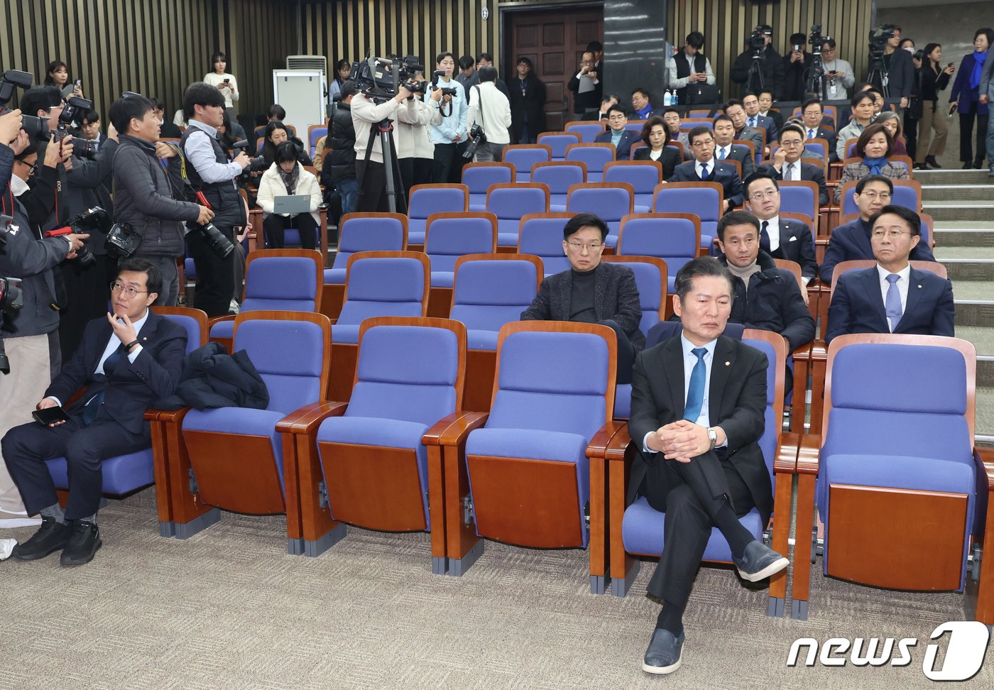 본문 이미지 - 27일 서울 여의도 국회에서 열린 더불어민주당 의원총회에 최고위원 직을 내려 놓은 고민정 의원 등의 자리가 비어 있다. 2024.2.27/뉴스1 ⓒ News1 송원영 기자