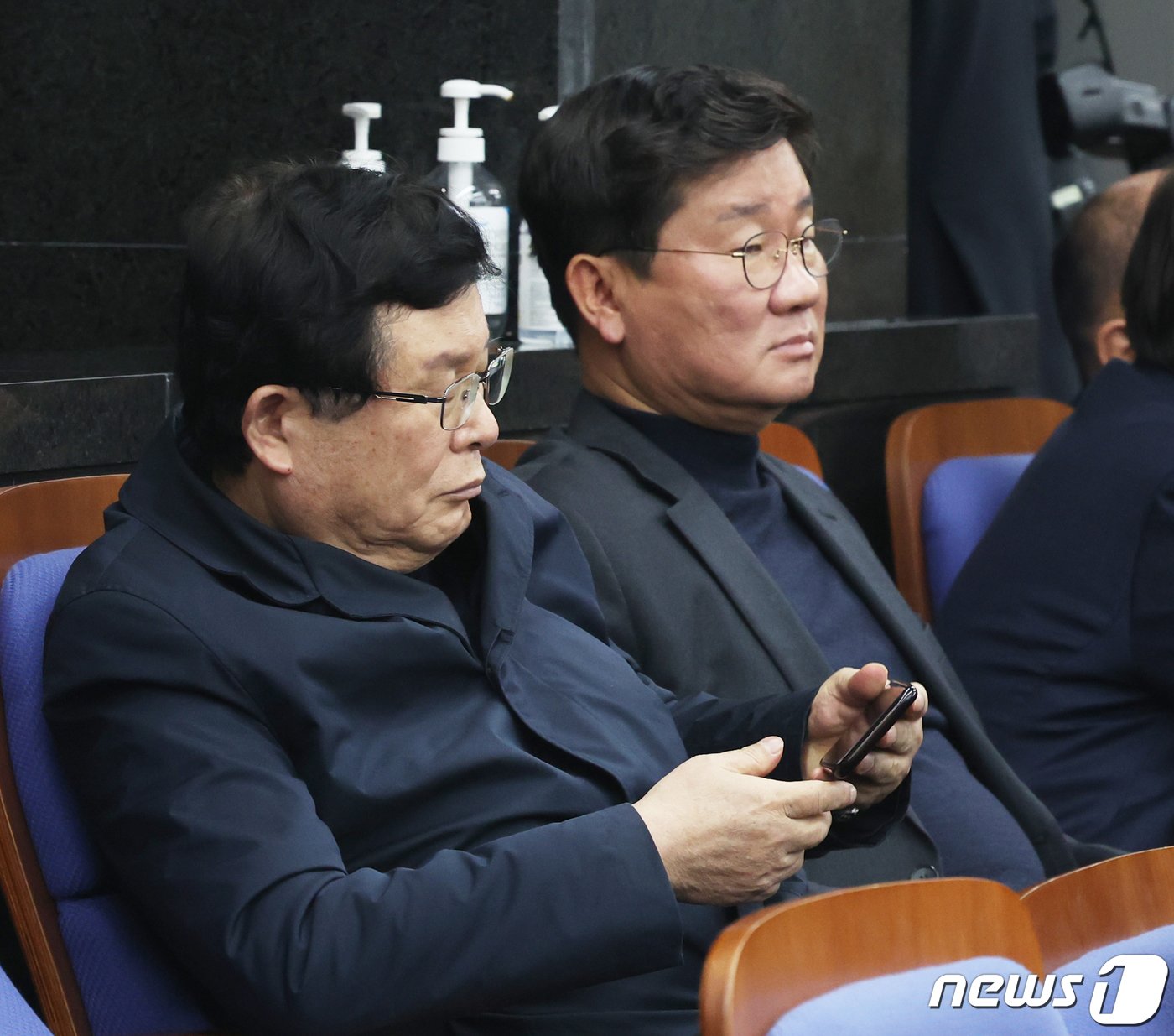 본문 이미지 - 더불어민주당 설훈, 전해철 의원이 27일 서울 여의도 국회에서 열린 의원총회에 참석하고 있다. 2024.2.27/뉴스1 ⓒ News1 송원영 기자