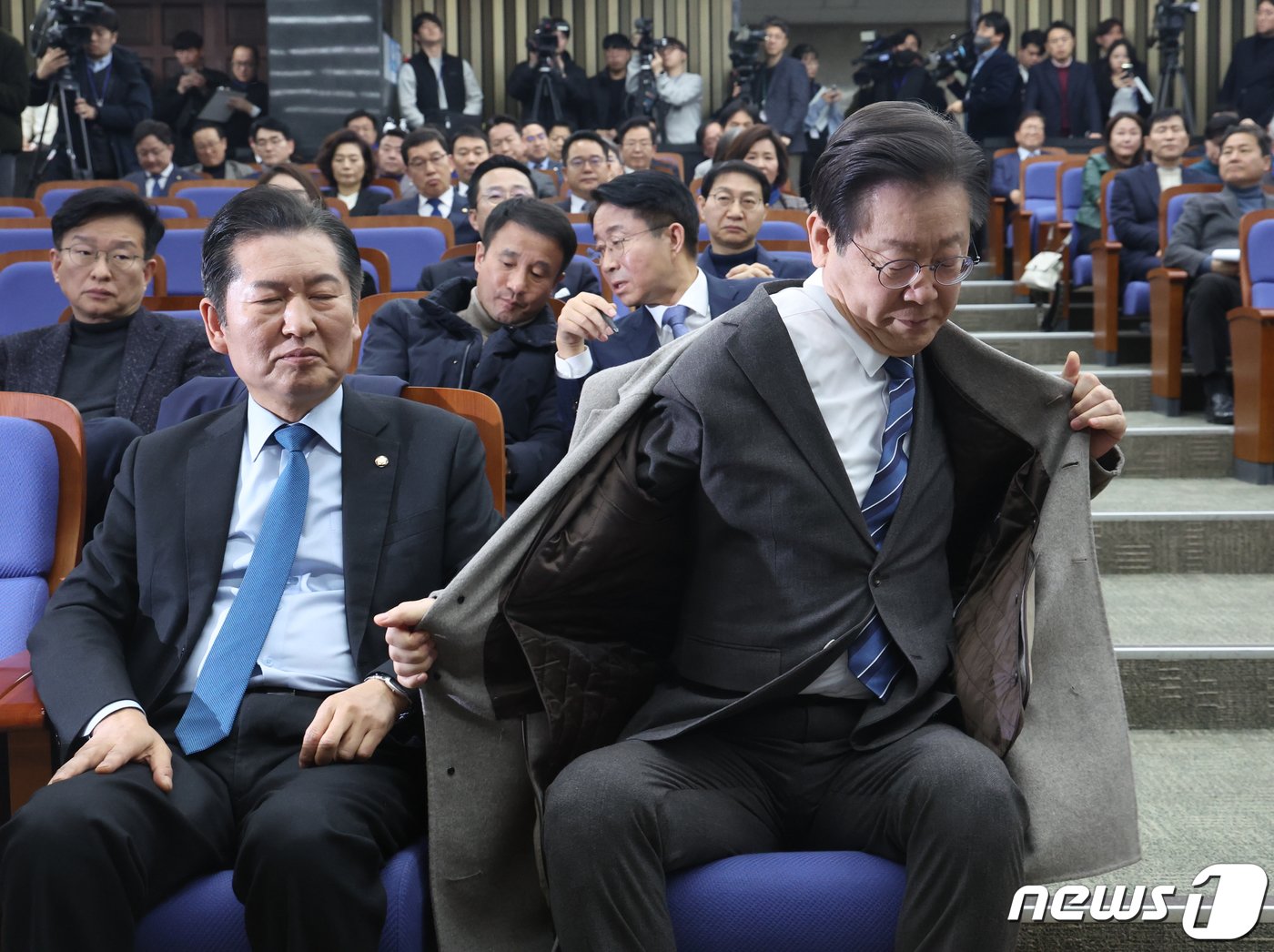 본문 이미지 - 이재명 더불어민주당 대표가 27일 서울 여의도 국회에서 열린 의원총회에 참석해 외투를 벗고 있다. 2024.2.27/뉴스1 ⓒ News1 송원영 기자