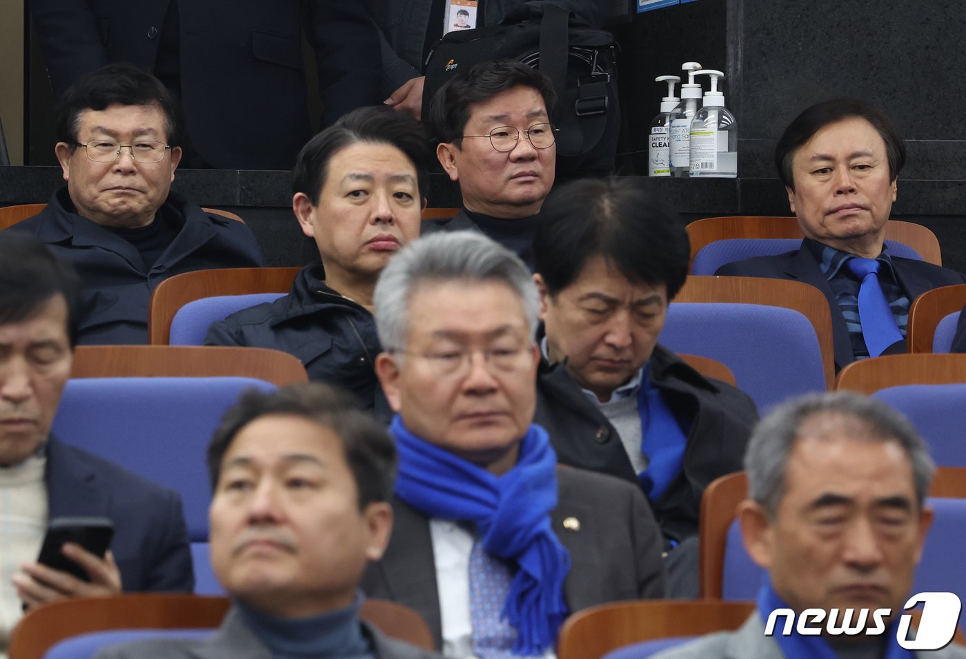 더불어민주당 설훈, 전해철, 도종환 의원이 27일 서울 여의도 국회에서 열린 의원총회에 참석하고 있다. 2024.2.27/뉴스1 ⓒ News1 송원영 기자