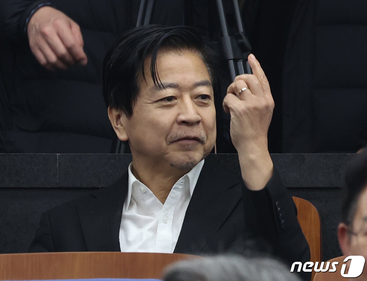 본문 이미지 - 노웅래 더불어민주당 의원이 27일 서울 여의도 국회에서 열린 의원총회에 참석 하고 있다. 2024.2.27/뉴스1 ⓒ News1 송원영 기자