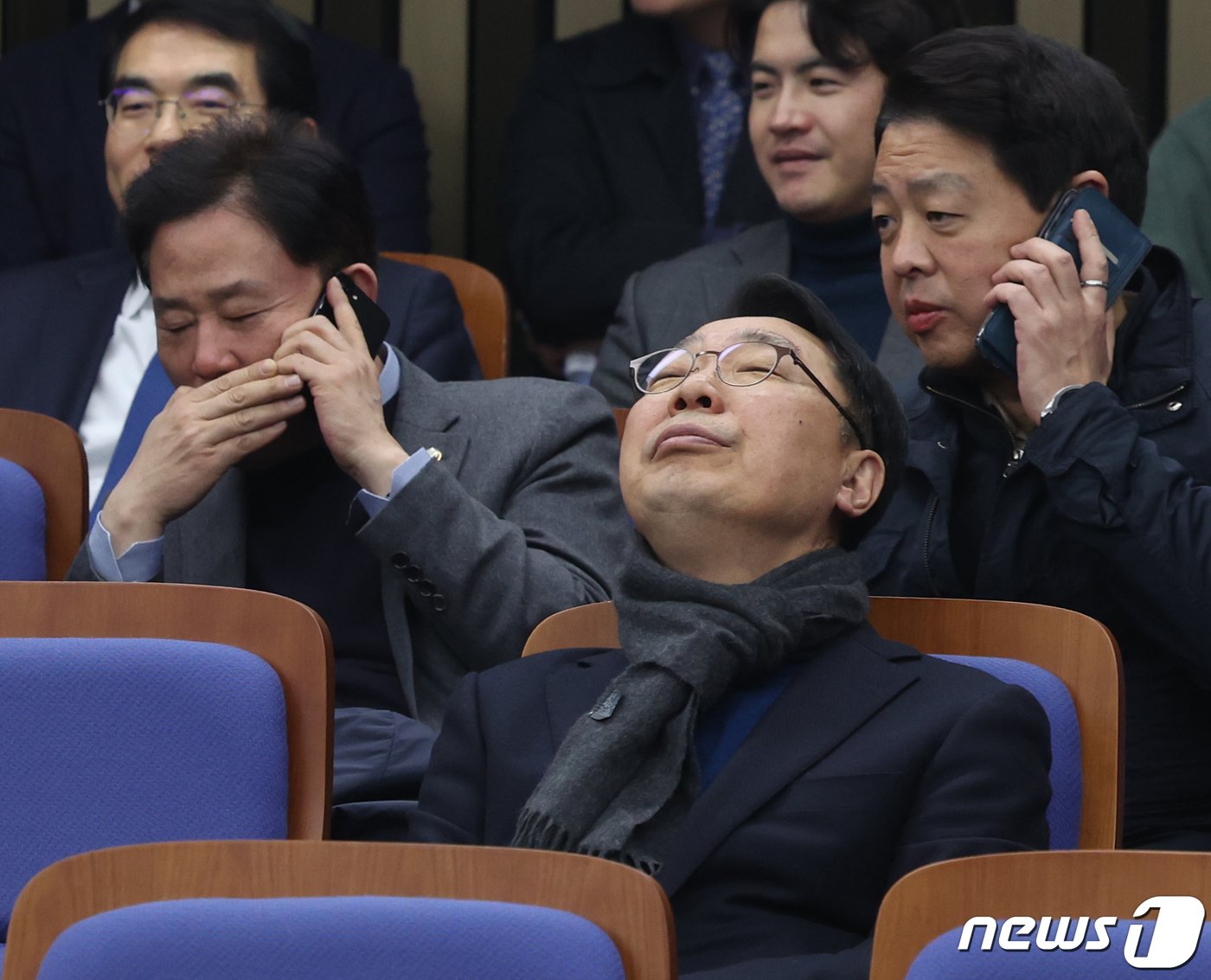 본문 이미지 - 더불어민주당 송갑석, 윤영찬 의원이 27일 서울 여의도 국회에서 열린 의원총회에서 국기에 경례를 하고 있다. 2024.2.27/뉴스1 ⓒ News1 송원영 기자