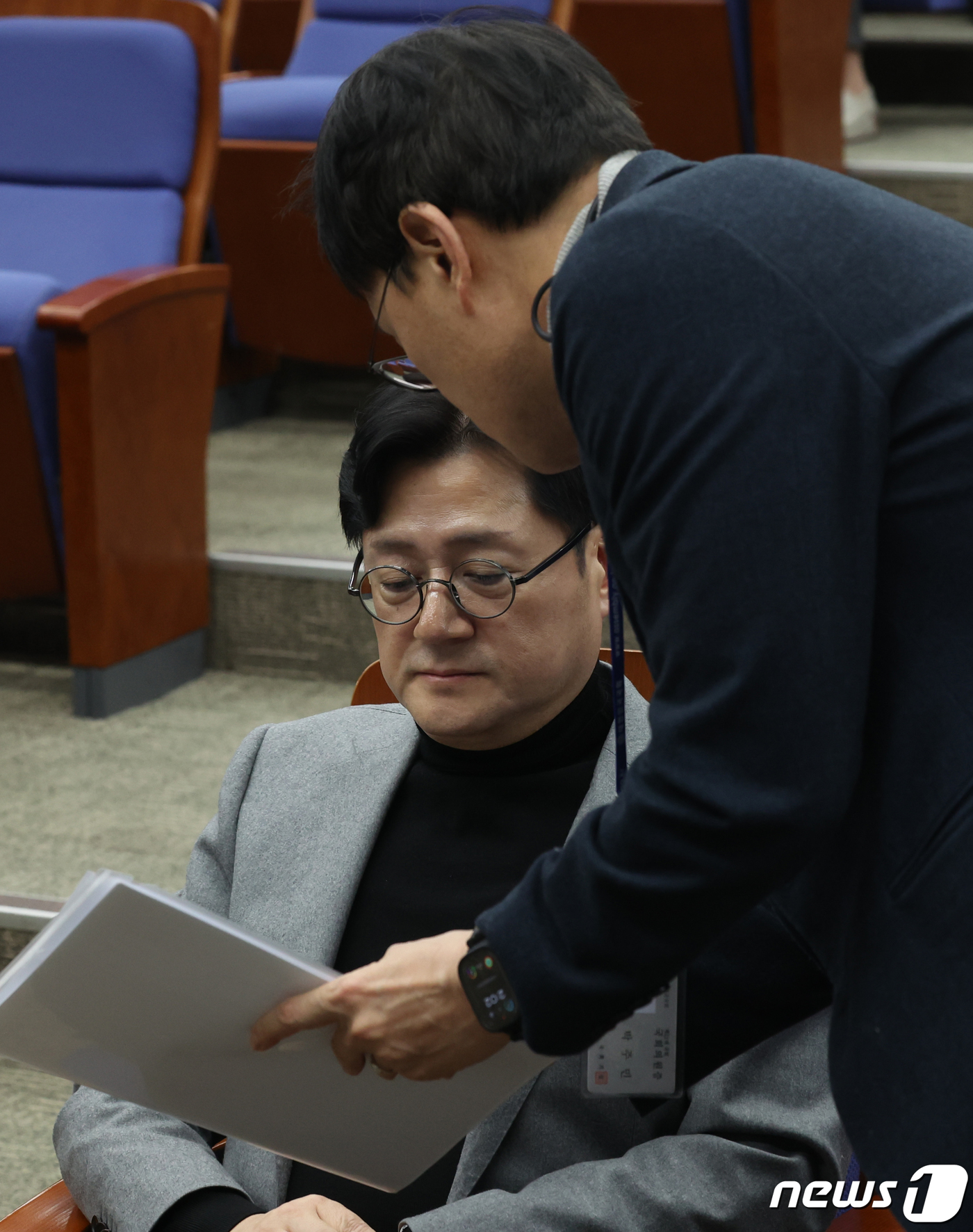 (서울=뉴스1) 송원영 기자 = 홍익표 더불어민주당 원내대표가 27일 서울 여의도 국회에서 열린 의원총회에서 박주민 원내수석부대표와 대화를 하고 있다. 2024.2.27/뉴스1