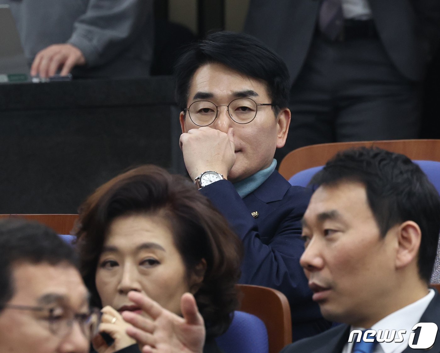 본문 이미지 - 박용진 더불어민주당 의원이 27일 서울 여의도 국회에서 열린 의원총회에 참석하고 있다. 2024.2.27/뉴스1 ⓒ News1 송원영 기자