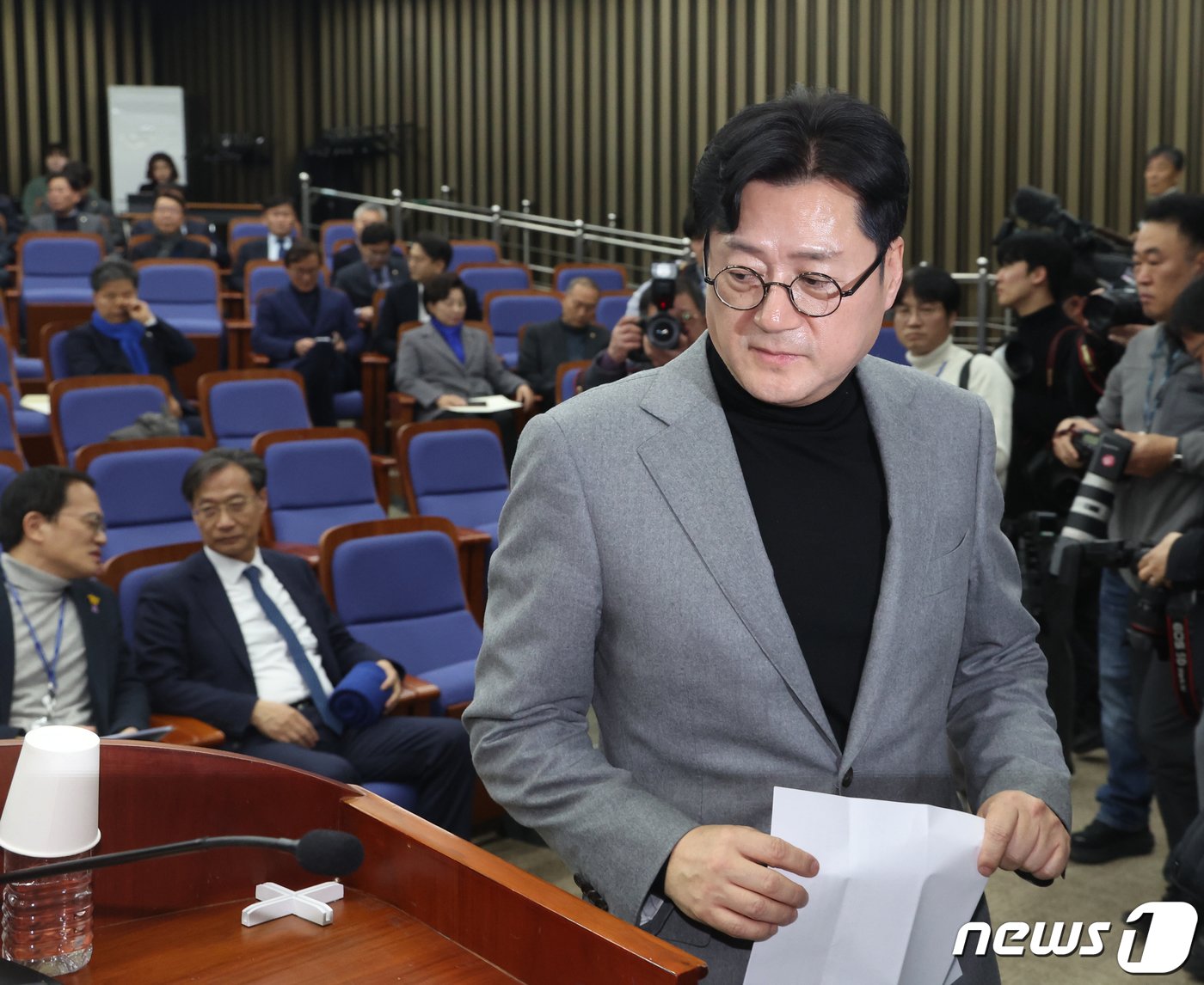 본문 이미지 - 홍익표 더불어민주당 원내대표가 27일 서울 여의도 국회에서 열린 의원총회에서 발언대로 향하고 있다. 2024.2.27/뉴스1 ⓒ News1 송원영 기자