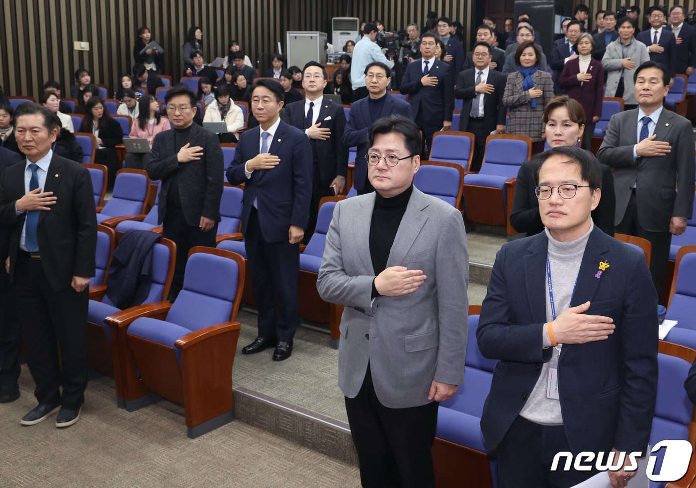 홍익표 더불어민주당 원내대표가 27일 서울 여의도 국회에서 열린 의원총회에서 국기에 경례를 하고 있다. 2024.2.27/뉴스1 ⓒ News1 송원영 기자