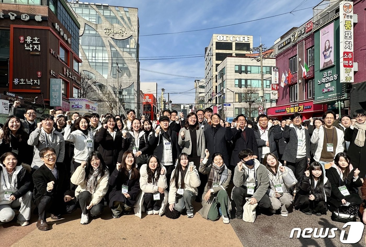 장미란 문화체육관광부 차관과 김동일 한국관광공사 관광산업본부장이 국민 100명으로 구성한 관광 서비스 상생 지원단과 함께 기념 사진을 촬영하고 있다ⓒ News1 윤슬빈 기자