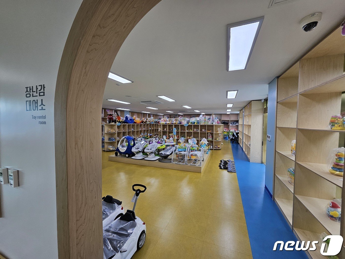 본문 이미지 - 27일 개소식을 열고 운영에 들어간 전국 첫 지자체 주도 온종일 돌봄시설인 화천커뮤니티센터 내 장난감 대여소.2024.2.27 한귀섭 기자