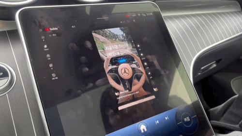 본문 이미지 -  벤츠 '디 올-뉴 CLE 450 포매틱(4MATIC) 쿠페' 11.9인치의 세로형 LCD 중앙 디스플레이. /뉴스1 ⓒ News1 배지윤 기자