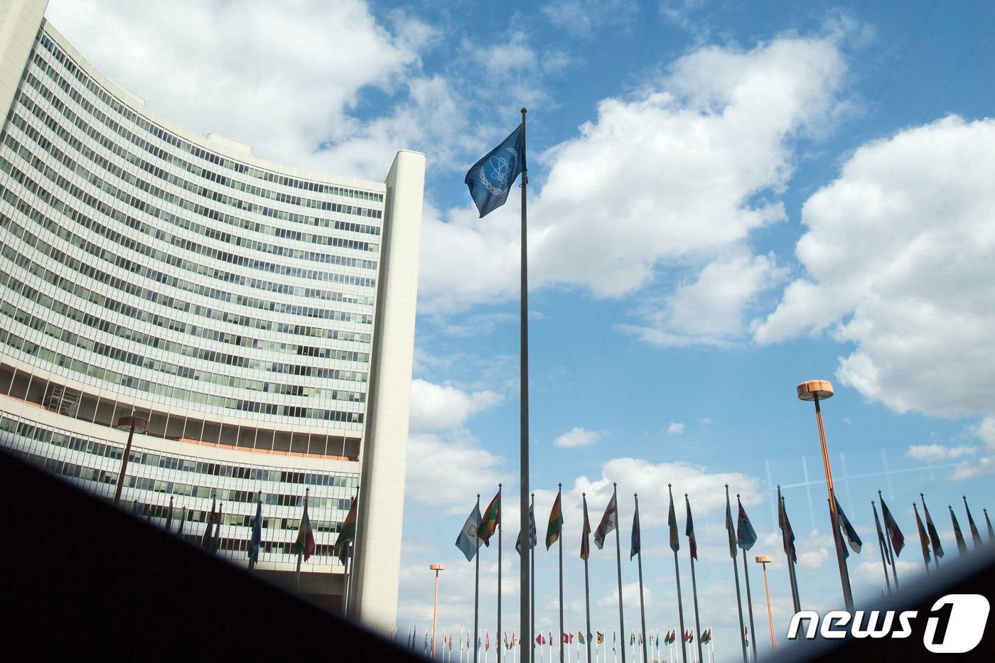 본문 이미지 - 오스트리아 빈 국제원자력기구(IAEA) 본부 앞 IAEA 깃발이 펄릭이고 있다.ⓒ AFP=뉴스1