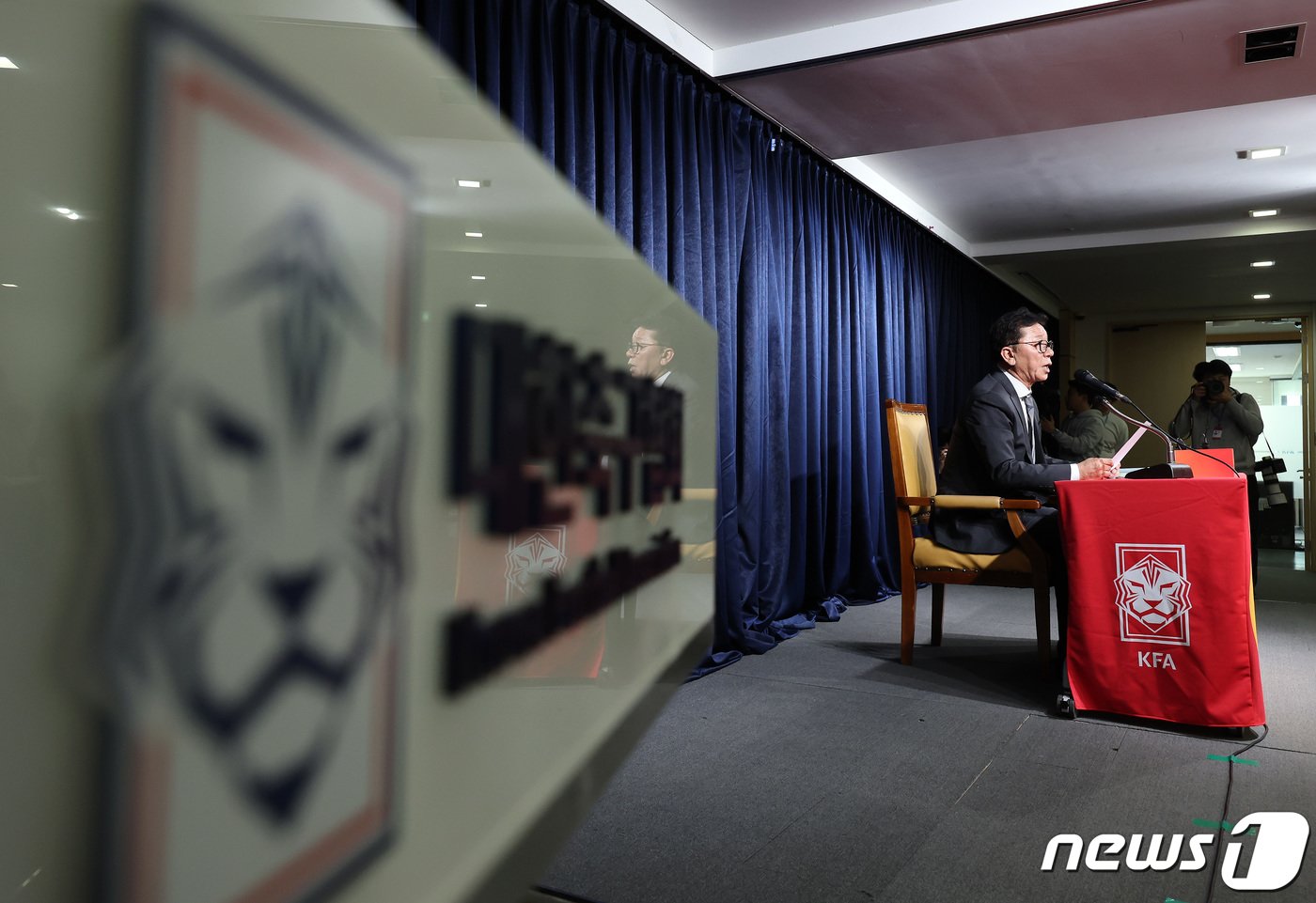 정해성 신임 국가대표 전력강화위원장이 27일 오후 서울 종로구 신문로 축구회관에서 3차 전력강화위원회 결과 관련 브리핑을 하고 있다. 축구협회는 이날 한국남자축구대표팀 임시 사령탑으로 황선홍 감독을 선임한다고 밝혔다. 2024.2.27/뉴스1 ⓒ News1 이동해 기자