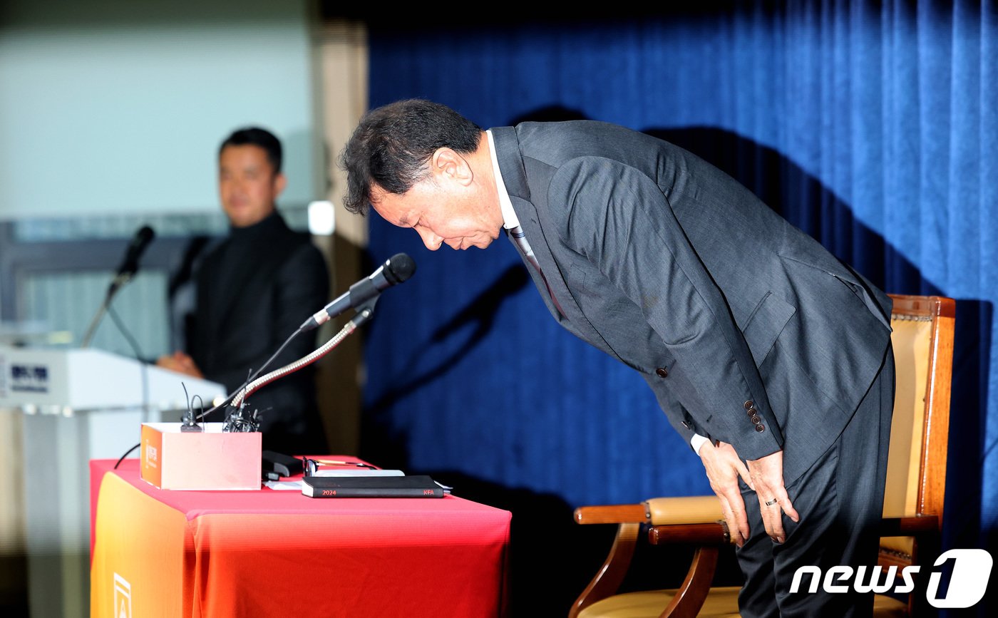 정해성 신임 국가대표 전력강화위원장이 27일 오후 서울 종로구 신문로 축구회관에서 3차 전력강화위원회 결과 관련 브리핑을 마친 뒤 인사하고 있다. 축구협회는 이날 한국남자축구대표팀 임시 사령탑으로 황선홍 감독을 선임한다고 밝혔다. 2024.2.27/뉴스1 ⓒ News1 이동해 기자