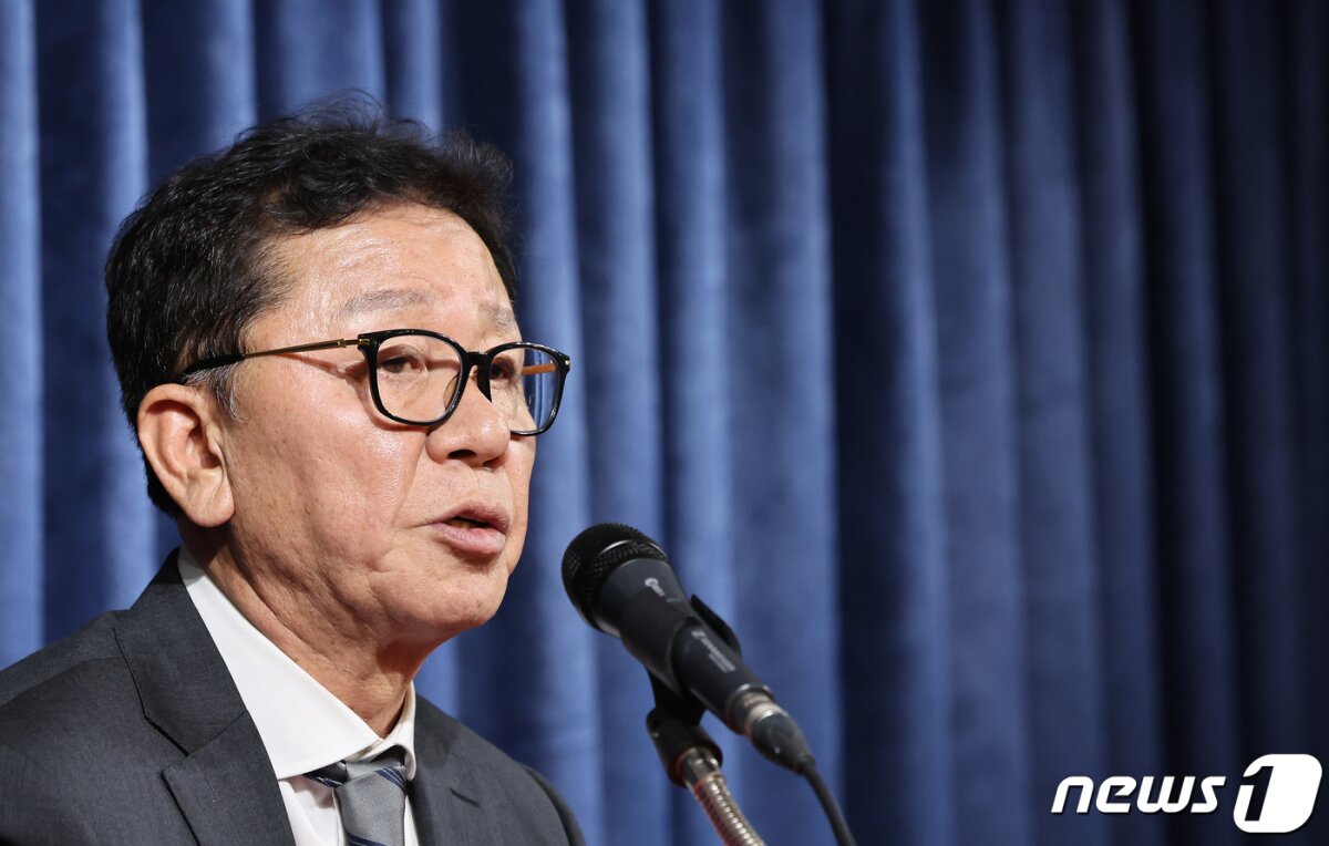 정해성 신임 국가대표 전력강화위원장이 27일 오후 서울 종로구 신문로 축구회관에서 3차 전력강화위원회 결과 관련 브리핑을 마친 뒤 인사하고 있다. 축구협회는 이날 한국남자축구대표팀 임시 사령탑으로 황선홍 감독을 선임한다고 밝혔다. 2024.2.27/뉴스1 © News1 이동해 기자