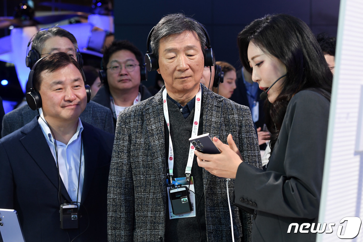 (서울=뉴스1) 사진공동취재단 = 황현식 LGU+ 대표와 노태문 삼성전자 MX부문 사업부장(사장)이 27일(현지시간) 스페인 바르셀로나 피라 그란 비아에서 열린 세계 최대 이동통신 …