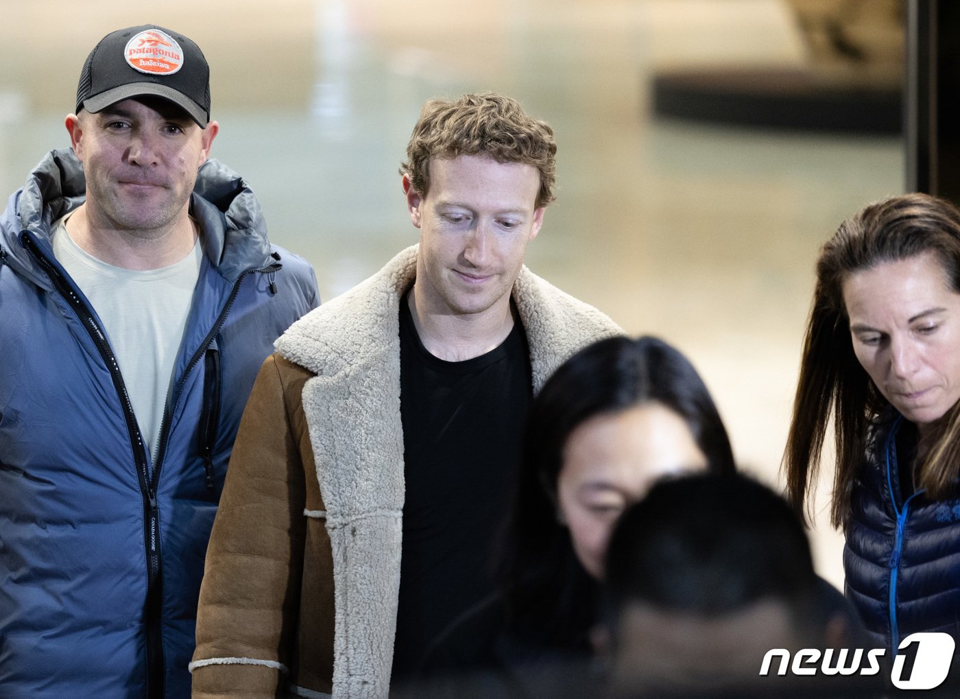 본문 이미지 - 미국 플랫폼 기업 메타의 마크 저커버그 최고경영자(CEO)가 27일 오후 서울 강서구 서울김포비즈니스항공센터를 통해 입국하고 있다. 2024.2.27/뉴스1 ⓒ News1 이재명 기자
