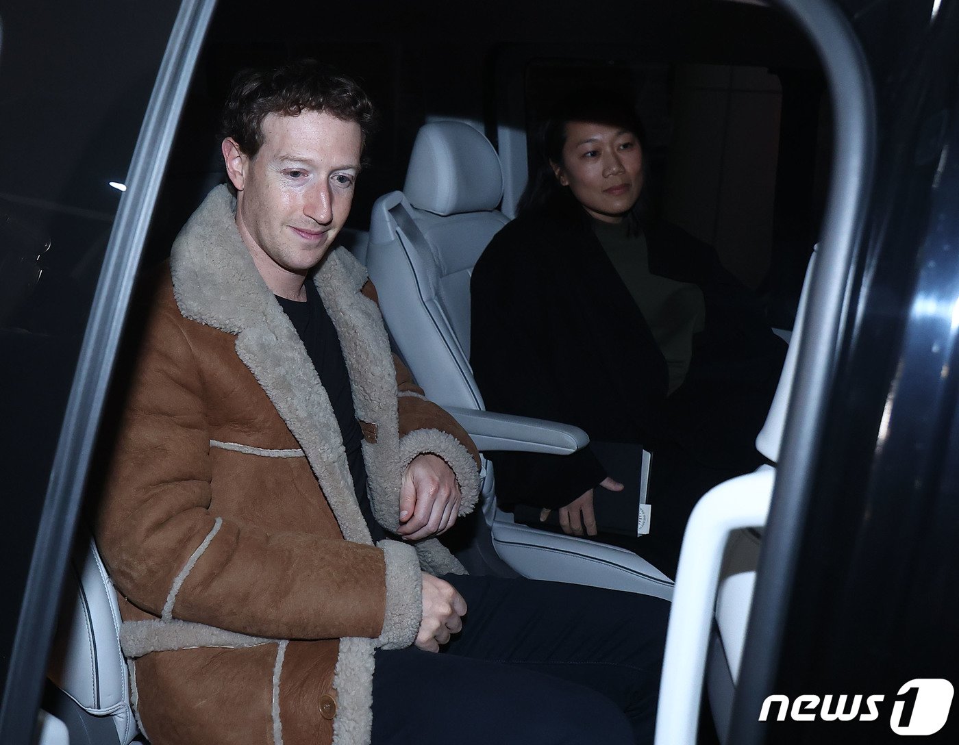 본문 이미지 - 미국 플랫폼 기업 메타의 마크 저커버그 최고경영자(CEO)가 27일 오후 서울 강서구 서울김포비즈니스항공센터를 통해 입국하고 있다. (공동취재) 2024.2.27/뉴스1 ⓒ News1 이재명 기자