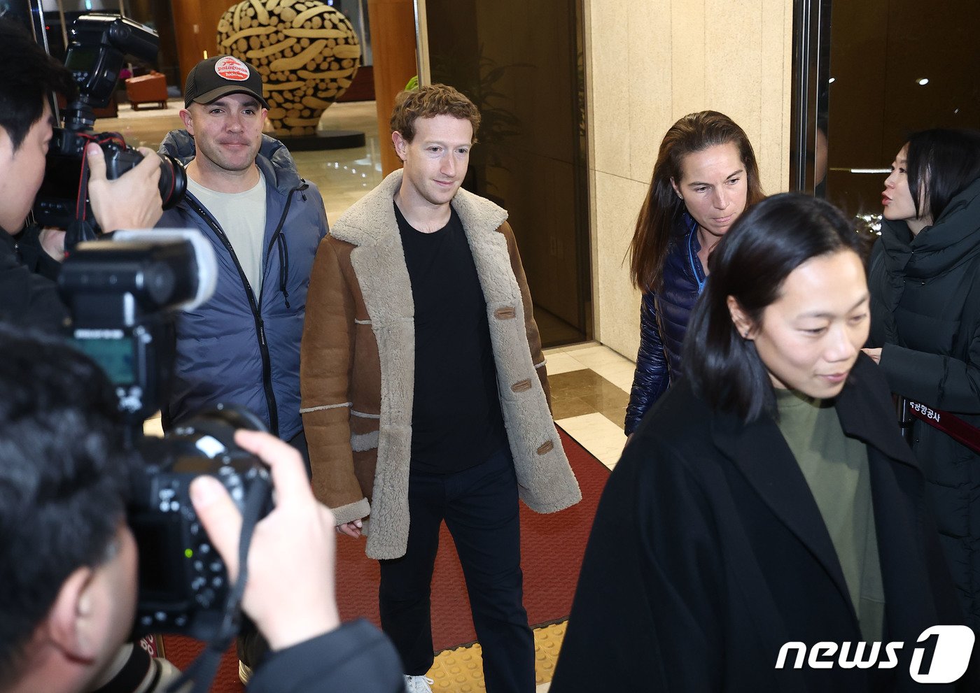 본문 이미지 - 미국 플랫폼 기업 메타의 마크 저커버그 최고경영자(CEO)가 27일 오후 서울 강서구 서울김포비즈니스항공센터를 통해 입국하고 있다. (공동취재) 2024.2.27/뉴스1 ⓒ News1 이재명 기자