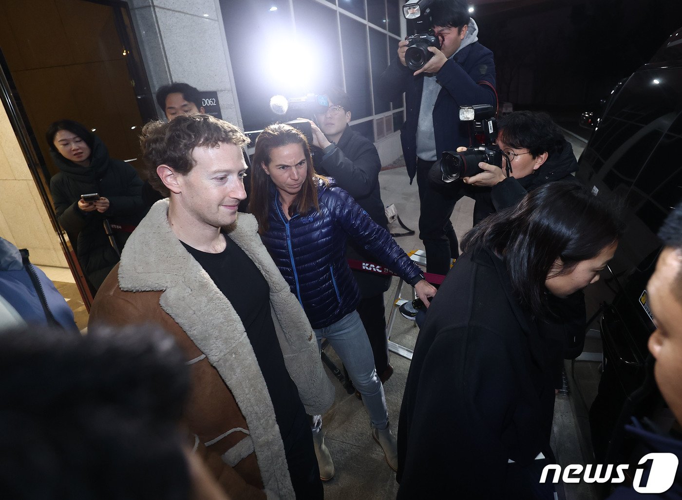 본문 이미지 - 미국 플랫폼 기업 메타의 마크 저커버그 최고경영자(CEO)가 27일 오후 서울 강서구 서울김포비즈니스항공센터를 통해 입국하고 있다. (공동취재) 2024.2.27/뉴스1 ⓒ News1 이재명 기자