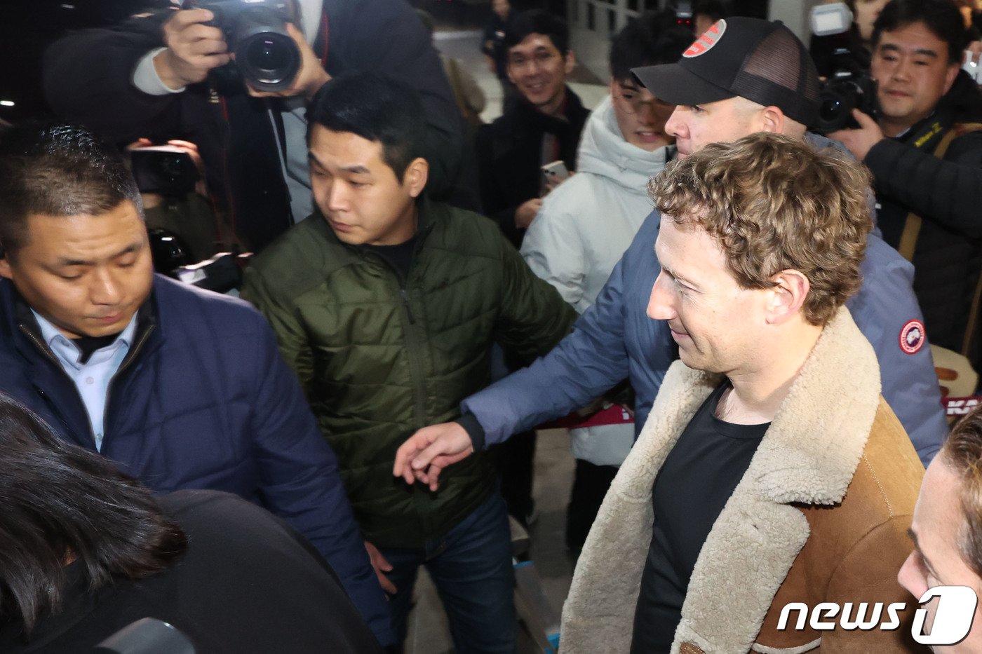 본문 이미지 - 미국 플랫폼 기업 메타의 마크 저커버그 최고경영자(CEO)가 27일 오후 서울 강서구 서울김포비즈니스항공센터를 통해 입국하고 있다. (공동취재) 2024.2.27/뉴스1 ⓒ News1 이재명 기자