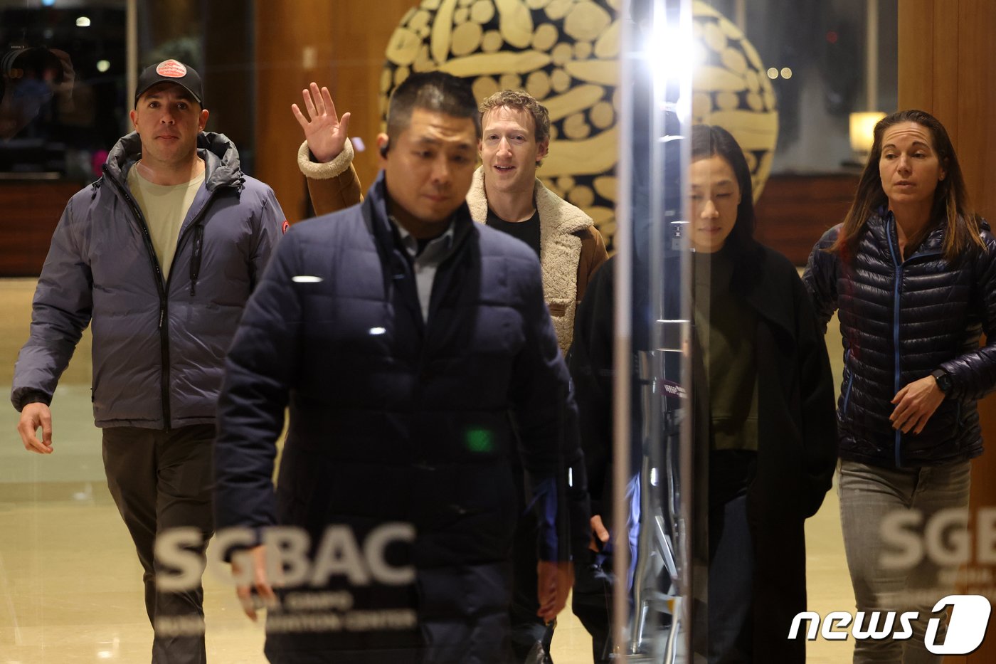 본문 이미지 - 미국 플랫폼 기업 메타의 마크 저커버그 최고경영자(CEO)가 27일 오후 서울 강서구 서울김포비즈니스항공센터를 통해 입국하고 있다. (공동취재) 2024.2.27/뉴스1 ⓒ News1 이재명 기자