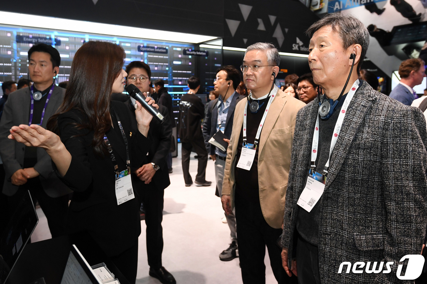 (서울=뉴스1) 사진공동취재단 = 황현식 LG유플러스 대표가 '모바일 월드 콩그레스(MWC) 2024' 개막 이틀째인 27일(현지시간) 스페인 바르셀로나 피라 그란 비아 전시장에서 …