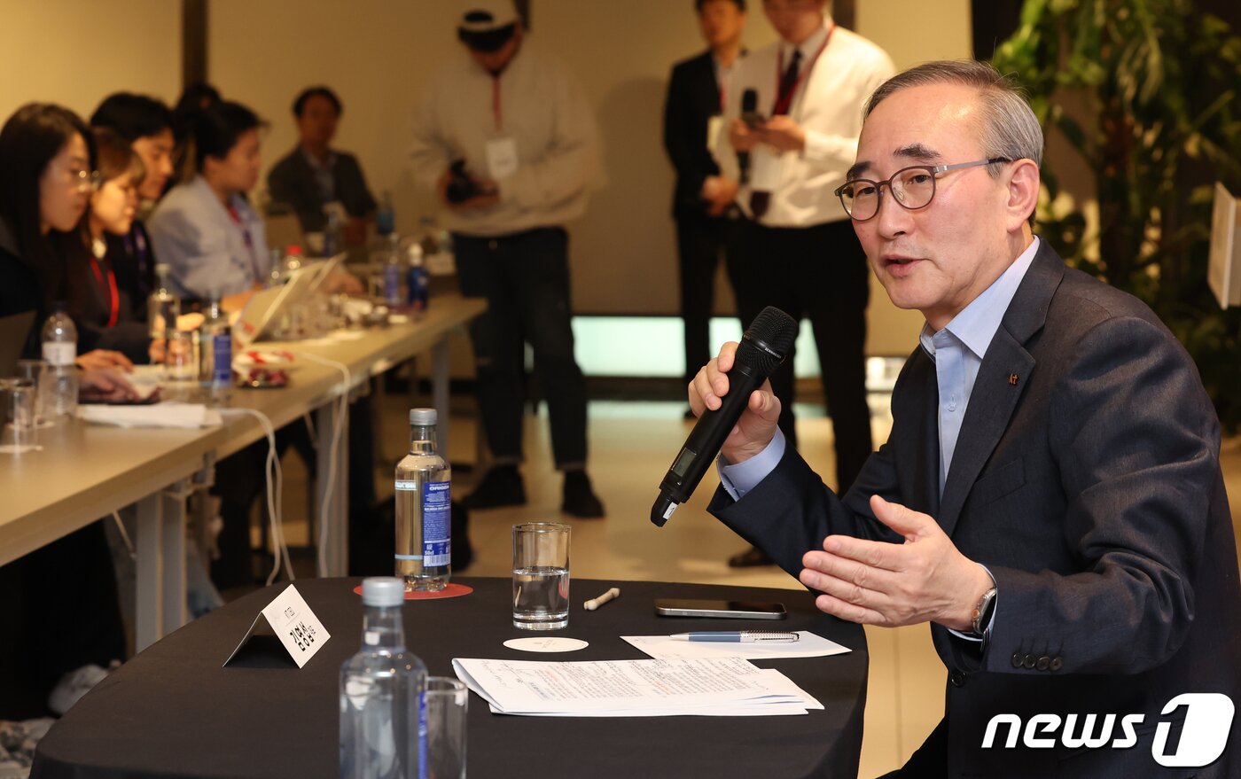 본문 이미지 - 김영섭 KT 대표가 27일 오후&#40;현지시간&#41; 스페인 바르셀로나 NH 바르셀로나 칼데론 호텔에서 열린 기자 간담회에서 취재진 질의에 답변하고 있다. 2024.2.27/뉴스1 김민지 기자