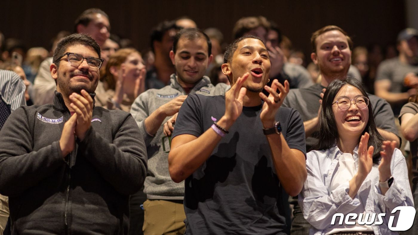 본문 이미지 - 루스 고테스만 여사의 기부로 등록금이 면제되자 아인슈타인 의대 재학생들이 환호하고 있다. <출처=앨버트 아인슈타인 의대 홈페이지>