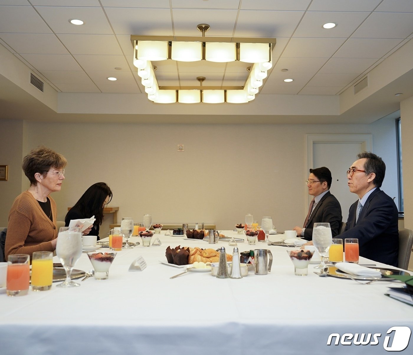 본문 이미지 - 미국을 방문 중인 조태열 외교부장관은 27일(현지시간) 캐슬린 스티븐슨 전 한미경제연구소(KEI) 소장과 조찬을 갖고 있다. 사진은 외교부 제공. 2024.2.27. ⓒ News1 김현 특파원