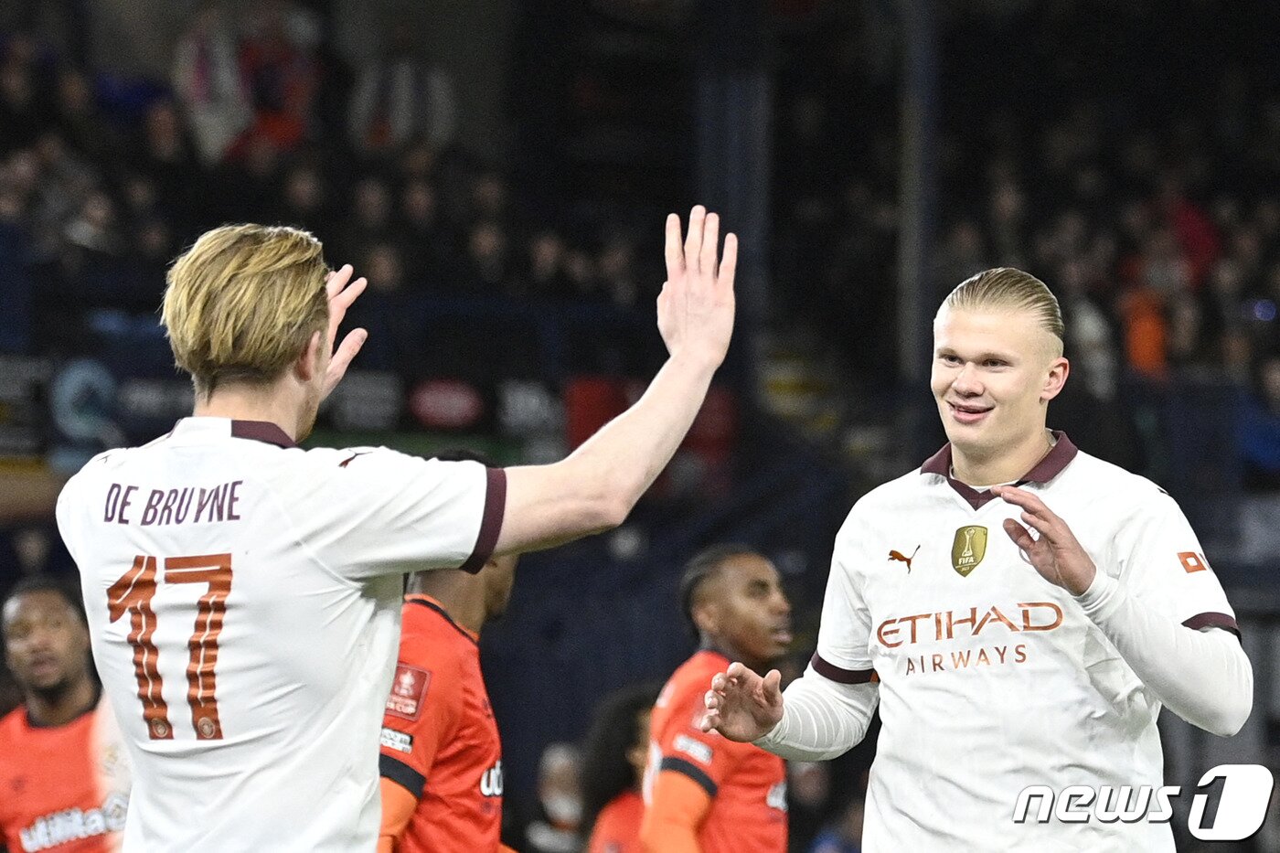 본문 이미지 - 4도움을 올린 케빈 데 브라위너(왼쪽)와 홀란드. ⓒ AFP=뉴스1