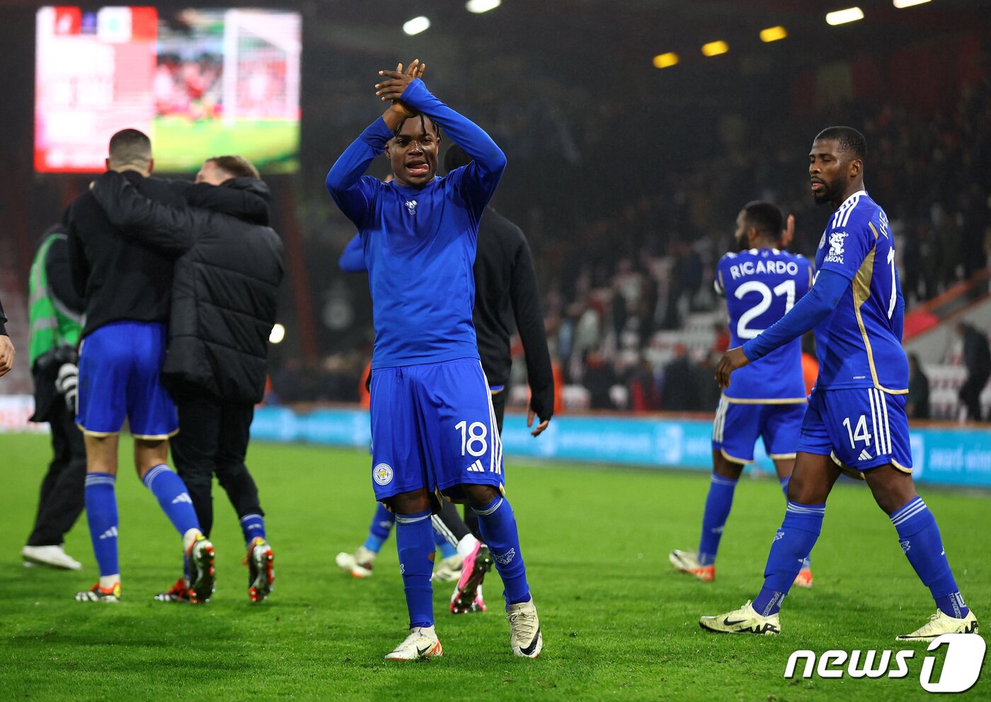 본문 이미지 - 연장 혈투 끝에 승리한 레스터 시티. ⓒ 로이터=뉴스1