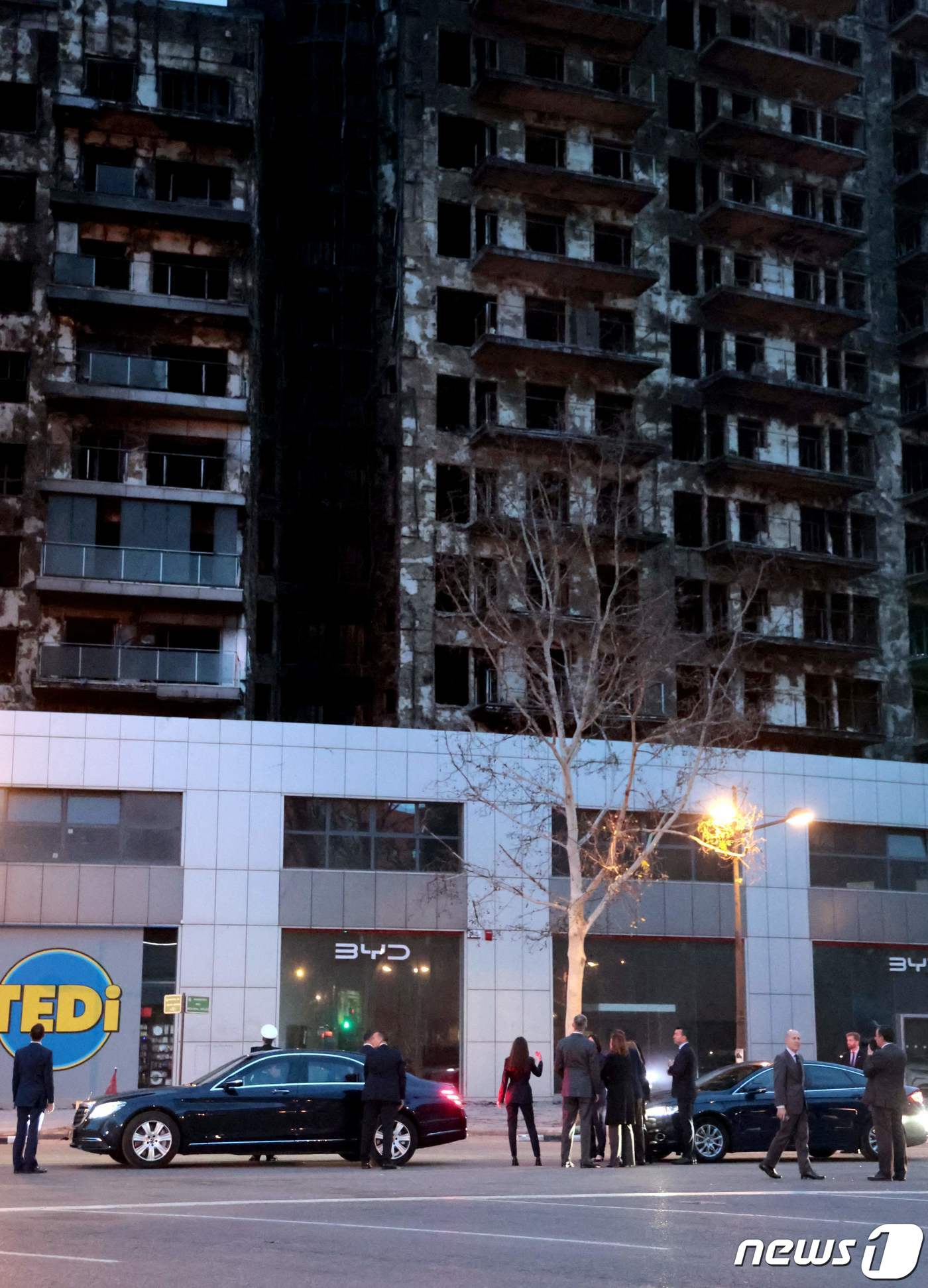 (발렌시아 AFP=뉴스1) 우동명 기자 = 26일 (현지시간) 대형 화재가 발생한 스페인 발렌시아의 고층 아파트가 새카맣게 불에 탄 모습이 보인다. 2024. 2. 28ⓒ AFP= …