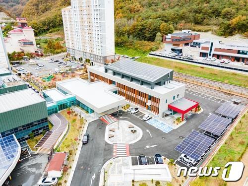본문 이미지 - 오는 7월1일 정식 개원을 앞둔 충북단양군보건의료원 전경.2024.2.28/뉴스1