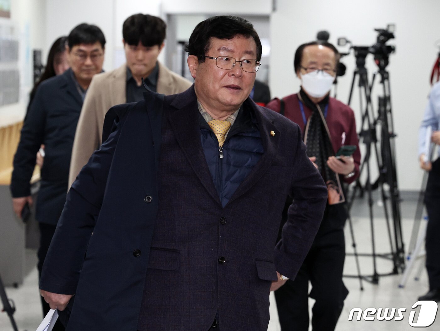 본문 이미지 - 설훈 더불어민주당 의원이 28일 오전 서울 여의도 국회 소통관에서 탈당 기자회견을 하기 위해 회견장에 들어서고 있다. 2024.2.28/뉴스1 ⓒ News1 구윤성 기자