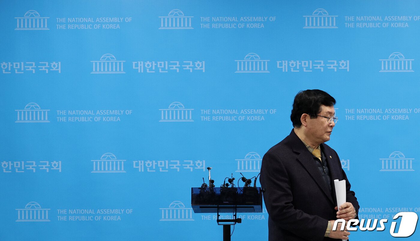 본문 이미지 - 설훈 더불어민주당 의원이 28일 오전 서울 여의도 국회 소통관에서 탈당 기자회견을 마친 뒤 회견장을 나서고 있다. 2024.2.28/뉴스1 ⓒ News1 구윤성 기자