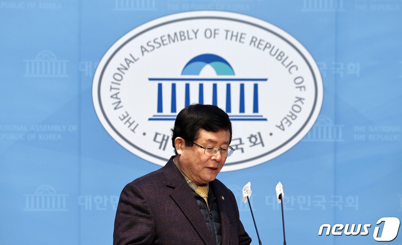 본문 이미지 - 설훈 더불어민주당 의원이 28일 오전 서울 여의도 국회 소통관에서 탈당 기자회견을 하기 위해 회견장에 들어서고 있다. 2024.2.28/뉴스1 ⓒ News1 구윤성 기자