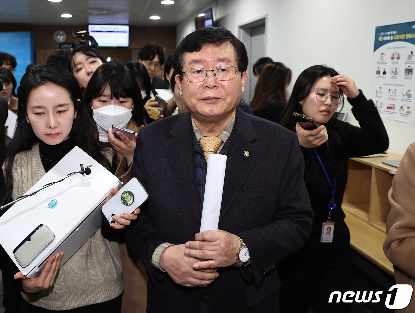 본문 이미지 - 설훈 더불어민주당 의원이 28일 오전 서울 여의도 국회 소통관에서 탈당 기자회견을 마친 뒤 회견장을 나서고 있다. 2024.2.28/뉴스1 ⓒ News1 구윤성 기자